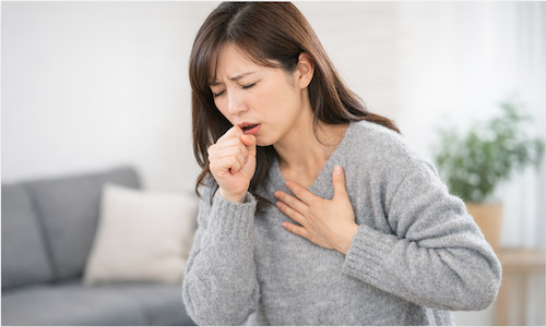 風邪のあとに咳や痰が続いて困っているイメージ